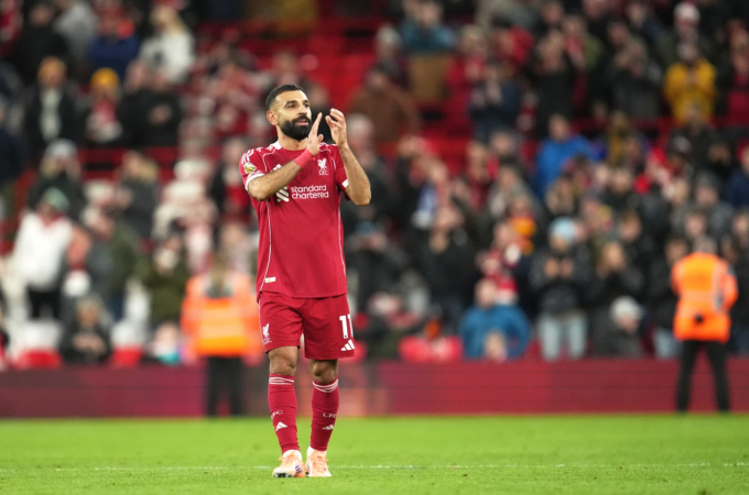 Mohamed Salah tri ân người hâm mộ sau trận. Ảnh: AP