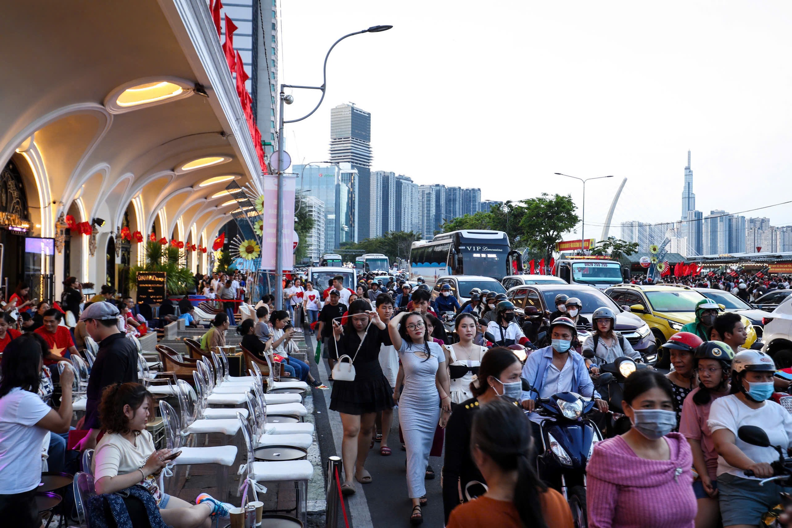 TP.HCM làm 2 cầu vượt cho người đi bộ 'thoát ải' vượt đường Tôn Đức Thắng- Ảnh 2. TP.HCM làm 2 cầu vượt cho người đi bộ 'thoát ải' vượt đường Tôn Đức Thắng- Ảnh 2.