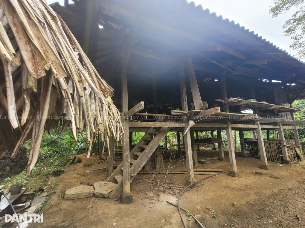 Người đàn ông bị khối u hành hạ và nỗi lo dắt bà lão chạy trốn gió mưa - 5