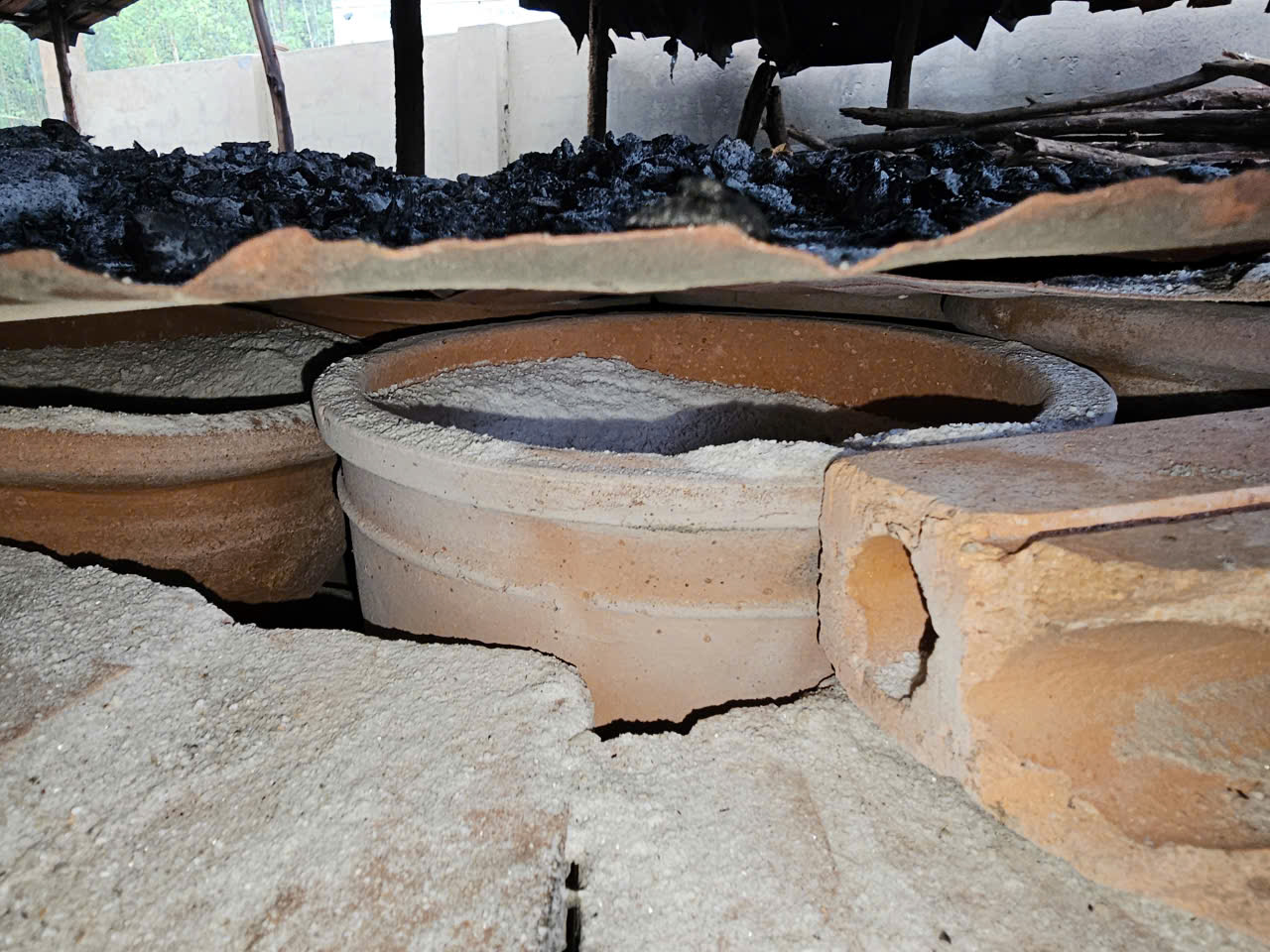 Gian nan nghề muối sau bão lũ - Ảnh 4. Gian nan nghề muối sau bão lũ - Ảnh 4.