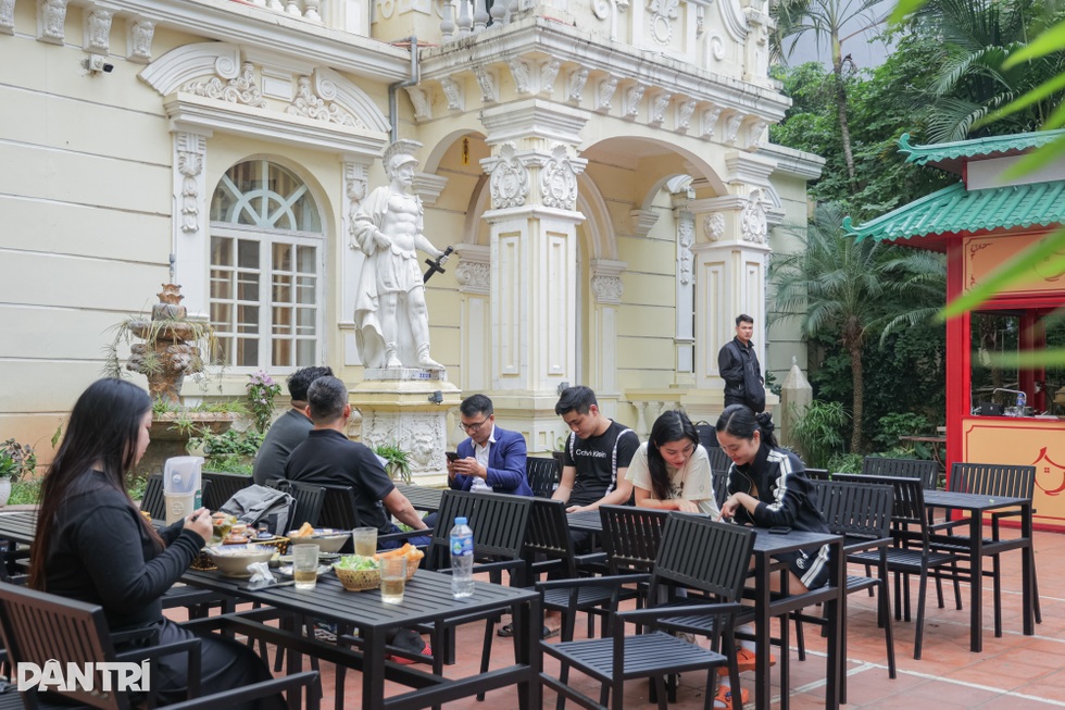  Hà Nội: Bát bún hơn 100.000 đồng, khách ăn trong biệt thự hàng chục tỷ đồng - 2