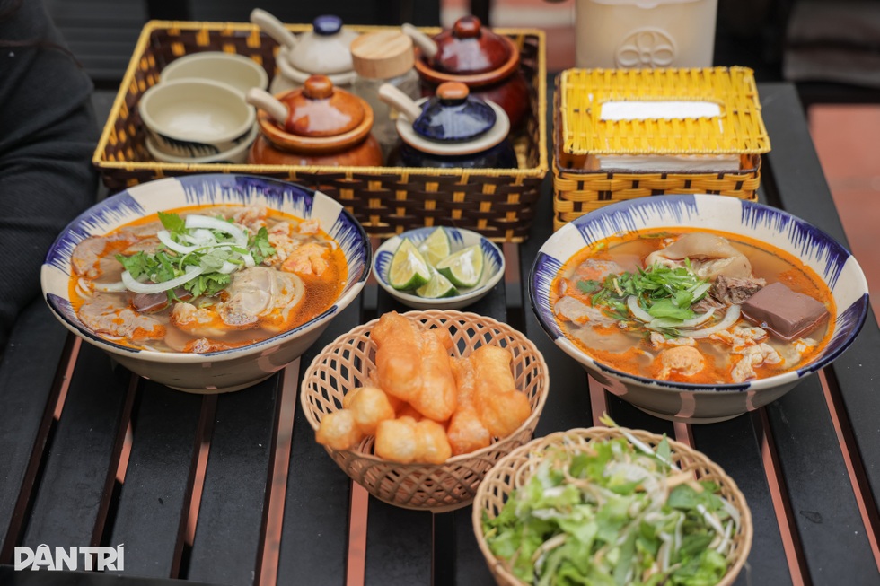  Hà Nội: Bát bún hơn 100.000 đồng, khách ăn trong biệt thự hàng chục tỷ đồng - 4