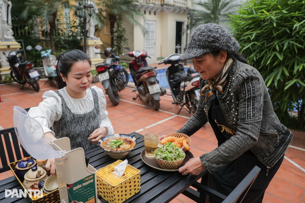  Hà Nội: Bát bún hơn 100.000 đồng, khách ăn trong biệt thự hàng chục tỷ đồng - 3