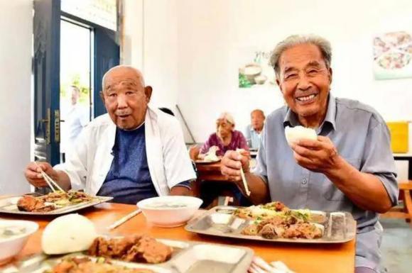 người già ăn tối 1 70 tuổi, ăn tối, sức khỏe