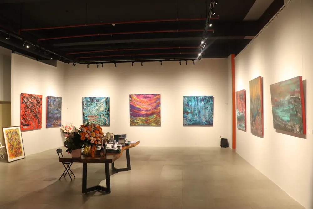 Họa sĩ Bùi Thị Hải Dương hi vọng khán giả khi xem tranh của mình sẽ nhận ra rằng: "Nếu có đam mê, hãy sống với đam mê của mình. Đừng ngần ngại theo đuổi những cảm xúc chân thật và để chúng dẫn dắt bạn. Đó là thông điệp tôi muốn gửi gắm qua mỗi tác phẩm của mình". thieu-ta-cong-an10.JPG