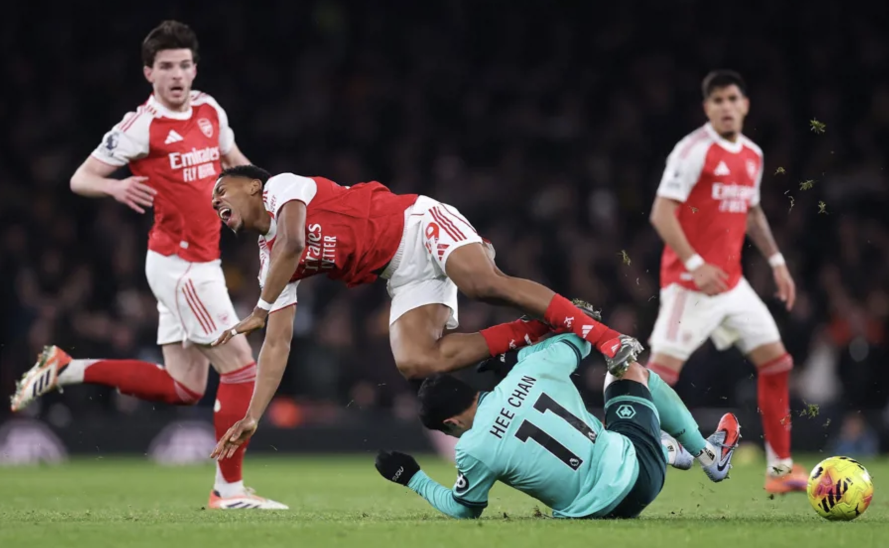 Arsenal thắng bằng hai bàn đá phản, vững ngôi đầu Ngoại hạng 2 Arsenal thắng bằng hai bàn đá phản, vững ngôi đầu Ngoại hạng - Ảnh 2.