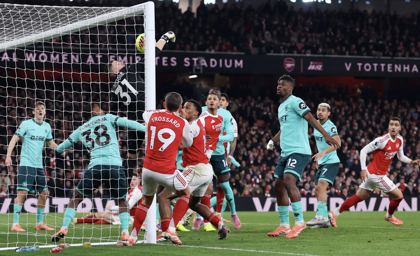 Arsenal thắng bằng hai bàn đá phản, vững ngôi đầu Ngoại hạng 3 Arsenal thắng bằng hai bàn đá phản, vững ngôi đầu Ngoại hạng - Ảnh 3.