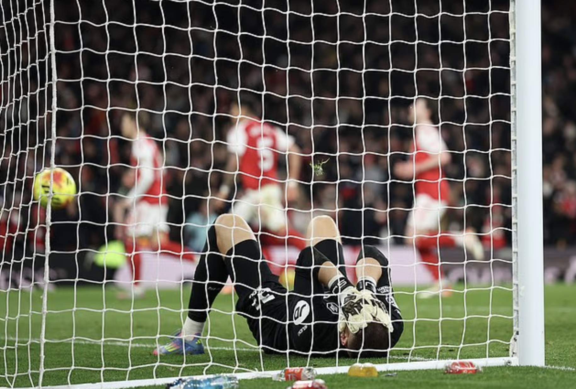 Arsenal thắng bằng hai bàn đá phản, vững ngôi đầu Ngoại hạng 4 Arsenal thắng bằng hai bàn đá phản, vững ngôi đầu Ngoại hạng - Ảnh 4.