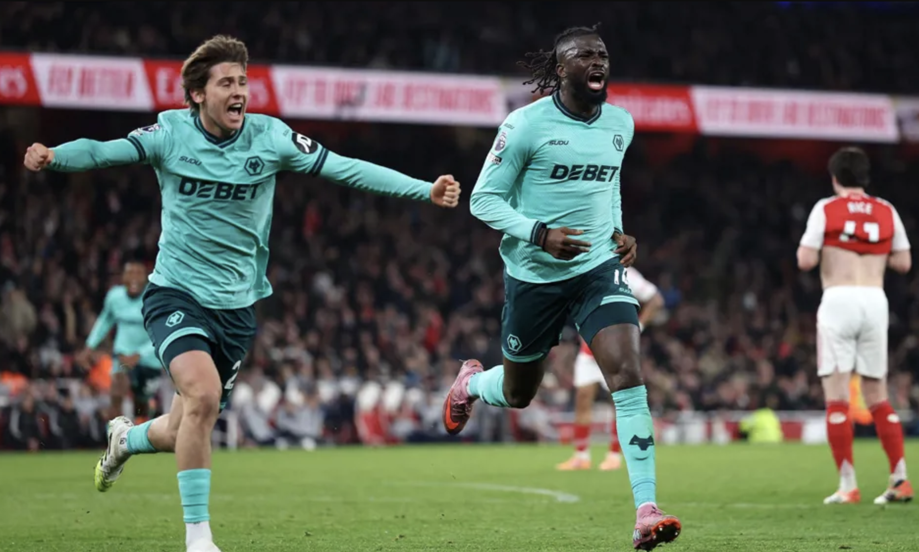 Arsenal thắng bằng hai bàn đá phản, vững ngôi đầu Ngoại hạng 5 Arsenal thắng bằng hai bàn đá phản, vững ngôi đầu Ngoại hạng - Ảnh 5.