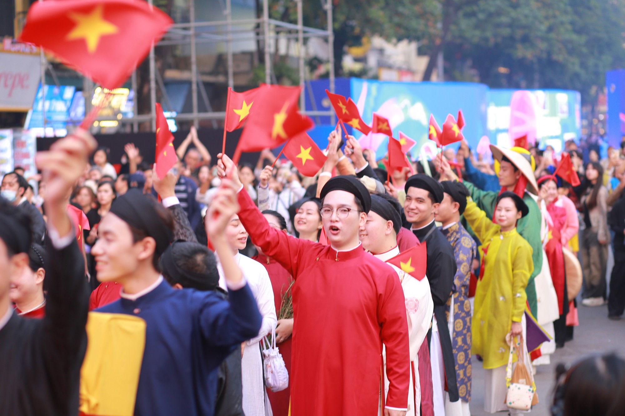 Nở rộ lễ hội thời trang đường phố- Ảnh 5. Nở rộ lễ hội thời trang đường phố- Ảnh 5.