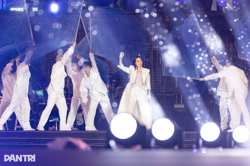 Mỹ Tâm khoe ảnh tình tứ với Mai Tài Phến, gọi tên anh ở concert - 5