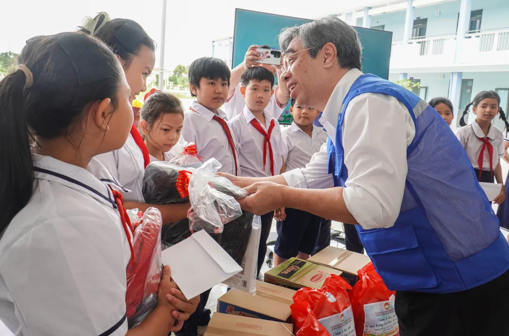 Những phần quà ý nghĩa đến tay các em học sinh. Ảnh: XUÂN HOÁT 2.jpg