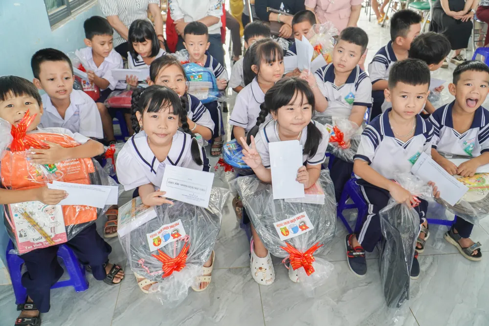 Những phần quà kịp thời đến với các em nhỏ sau lũ lụt. Ảnh: XUÂN HOÁT 18.jpg