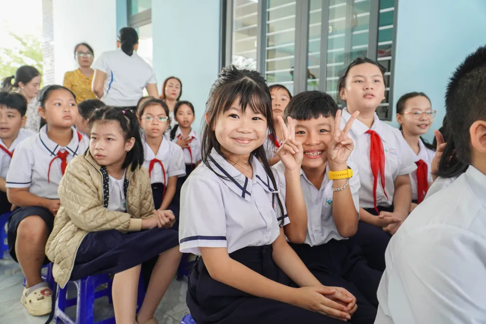 Em Kiều Anh, học sinh lớp 3C, trường Tiểu học Diên Lạc, vui mừng khi nhận quà. Ảnh: XUÂN HOÁT 15.jpg