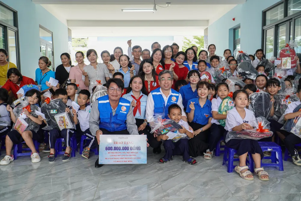Số tiền được trao sẽ dùng để trang bị mái vòm, mua sắm trang thiết bị vật chất cho trường Tiểu học Diên Lạc. Ảnh: XUÂN HOÁT 10.jpg