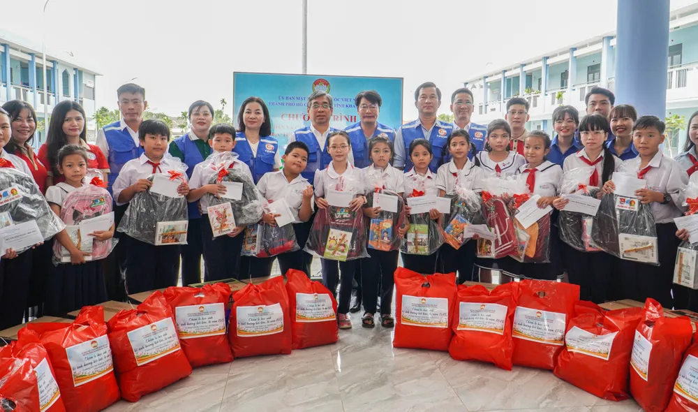 Sự hỗ trợ, động viên kịp thời giúp thầy cô trường Tiểu học Diên Lạc sớm tái thiết trường lớp, ổn định dạy học. Ảnh: XUÂN HOÁT 3.jpg