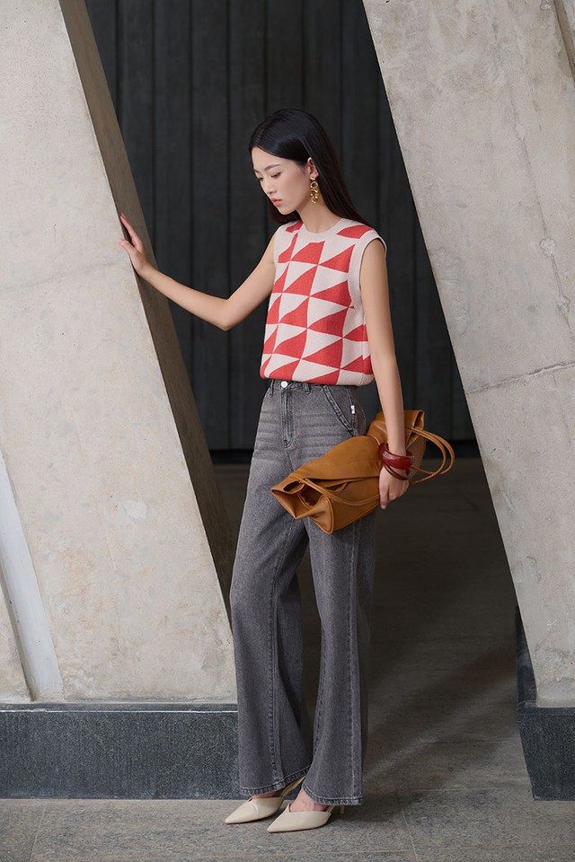 Không ngại thử thách với trang phục họa tiết hình học sành điệu- Ảnh 8. Không ngại thử thách với trang phục họa tiết hình học sành điệu- Ảnh 8.