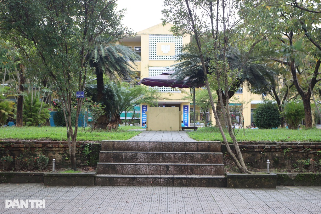 Dấu tích giáo trình sống hiếm hoi còn lại trong khuôn viên trường học - 2