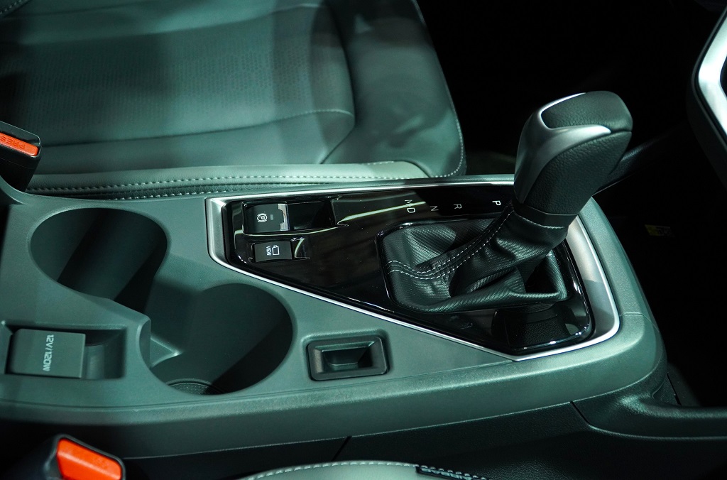 Nhiều tài xế nhầm giữa phanh tay điện tử và Auto Hold, dùng sao cho đúng? 2 Nhiều tài xế nhầm giữa phanh tay điện tử và Auto Hold, dùng thế nào mới đúng? - Ảnh 2.