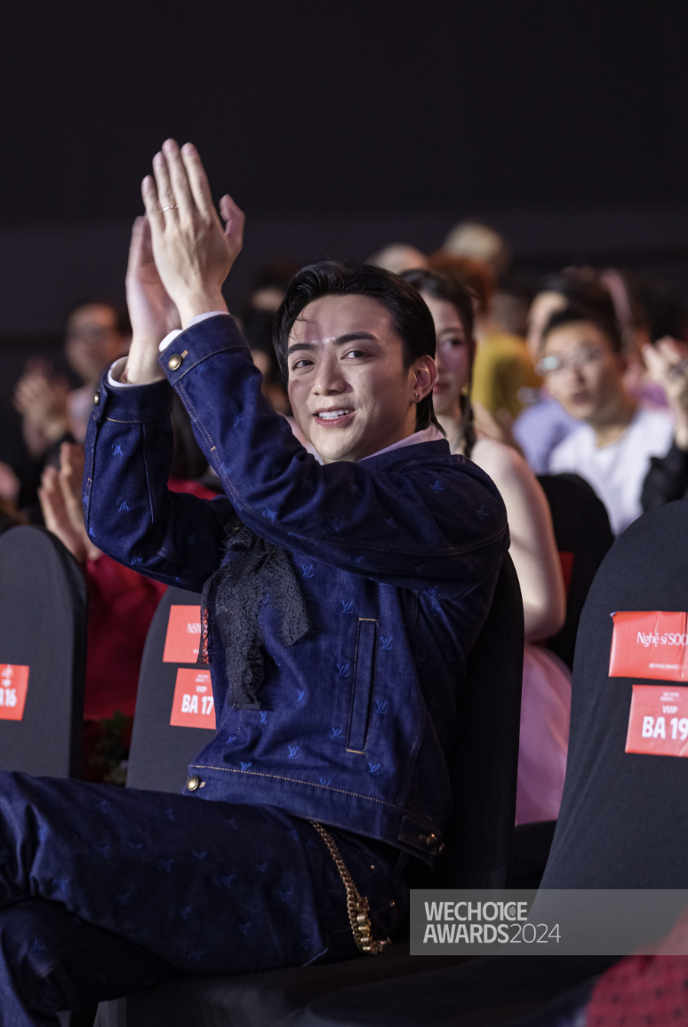 Louis Vuitton đã có một năm “bội thu” chưa từng có cùng showbiz Việt- Ảnh 3. Louis Vuitton đã có một năm “bội thu” chưa từng có cùng showbiz Việt- Ảnh 3.