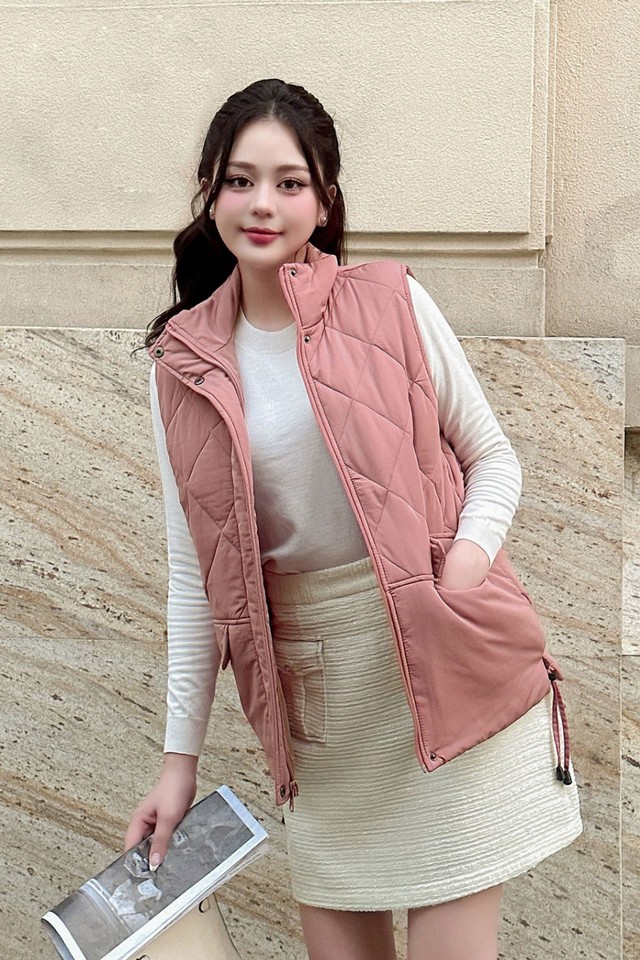 Áo khoác gile phao vừa ấm áp vừa nâng tầm phong cách cho mùa lạnh- Ảnh 5. Áo khoác gile phao vừa ấm áp vừa nâng tầm phong cách cho mùa lạnh- Ảnh 5.