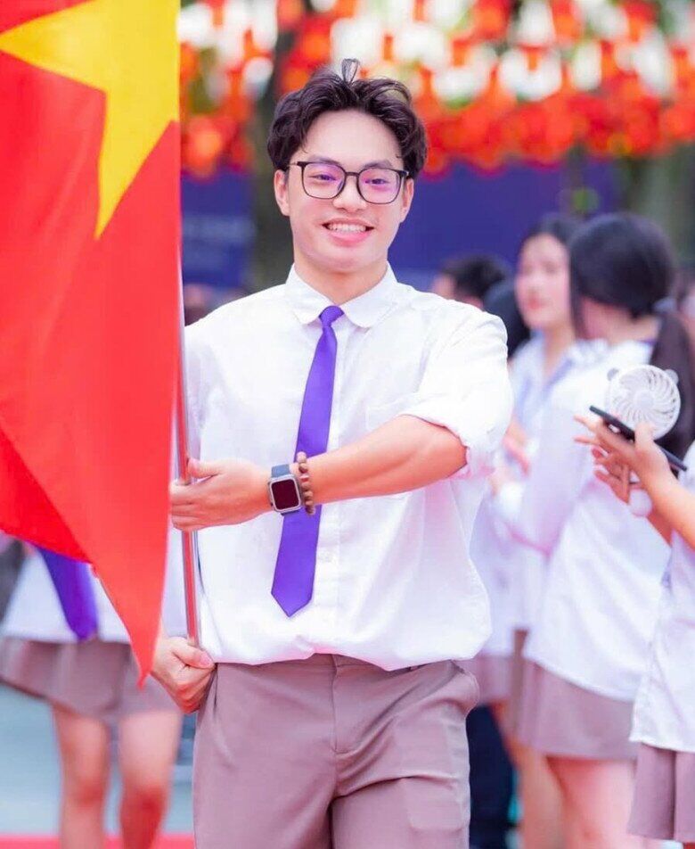 Con sao Việt nổi tiếng ở trường đại học: Quý tử của NSND Xuân Bắc đỗ Học viện Ngoại giao, con trai Thảo Vân thành nam chính 2 Khánh Minh giống bố hồi trẻ, gương mặt góc cạnh, nam tính.