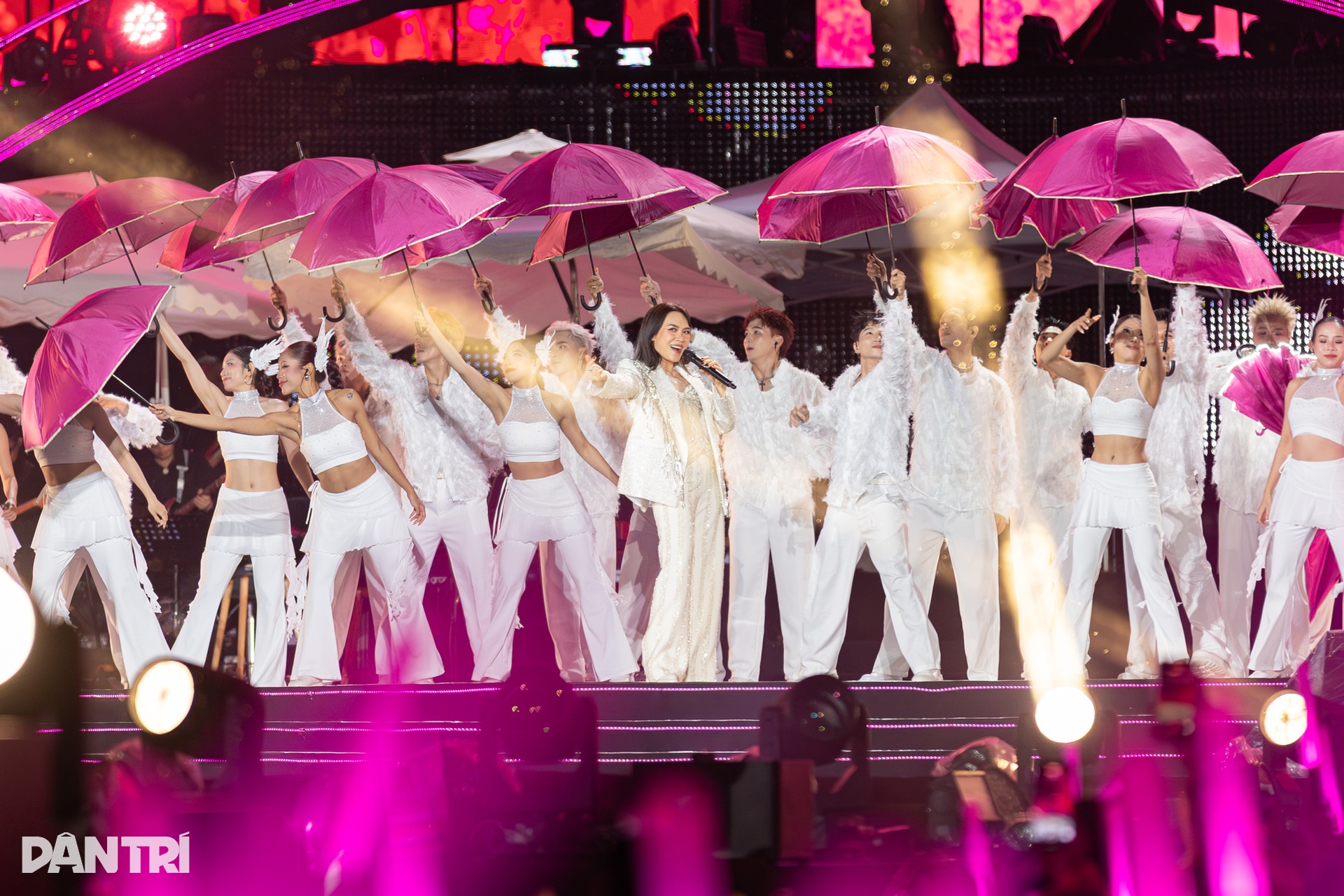 Mỹ Tâm khoe eo thon, cháy hết mình trong đêm nhạc 40.000 khán giả - 5 Mỹ Tâm khoe eo thon, cháy hết mình trong đêm nhạc 40.000 khán giả - 5