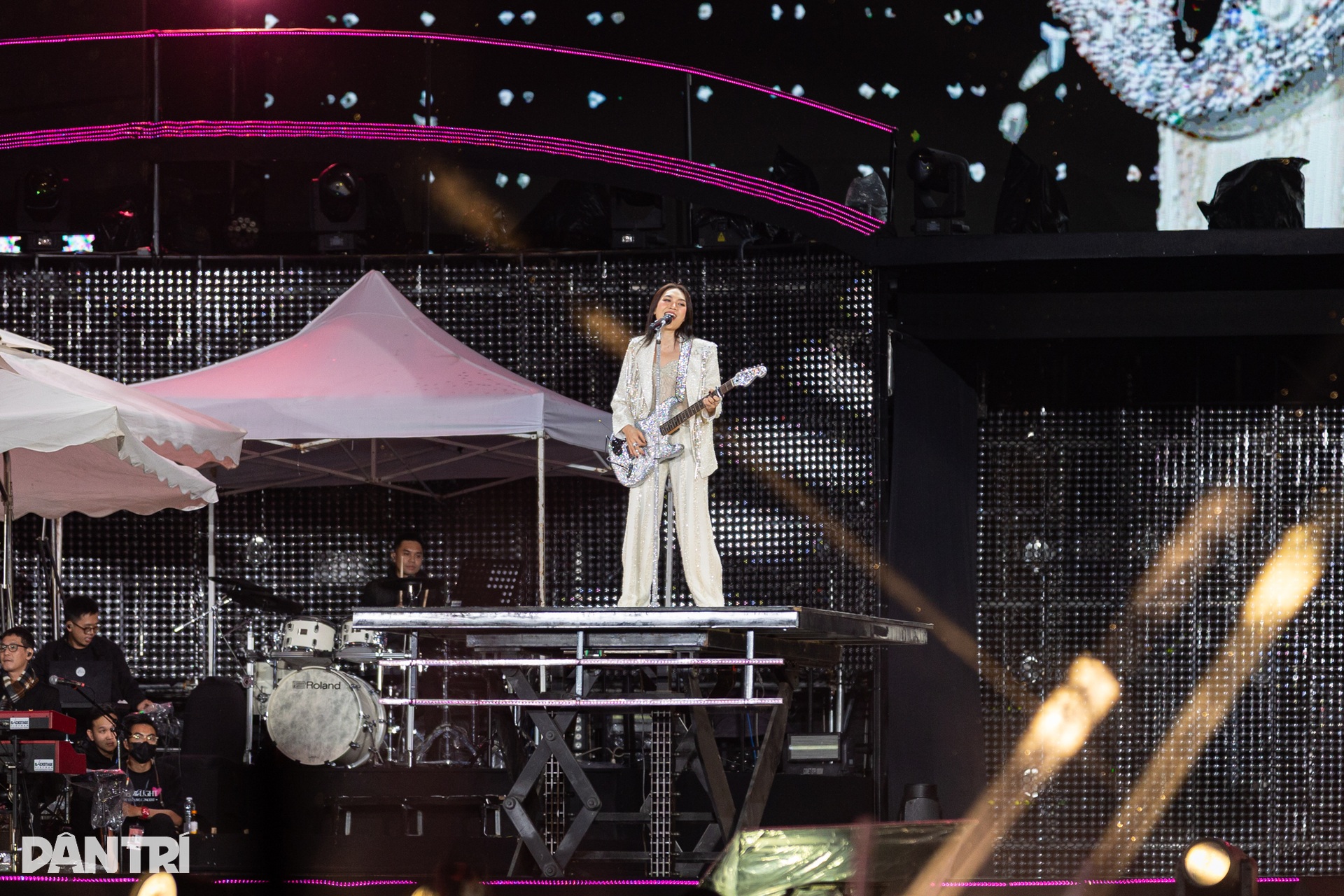 Mỹ Tâm khoe eo thon, cháy hết mình trong đêm nhạc 40.000 khán giả - 6 Mỹ Tâm khoe eo thon, cháy hết mình trong đêm nhạc 40.000 khán giả - 6