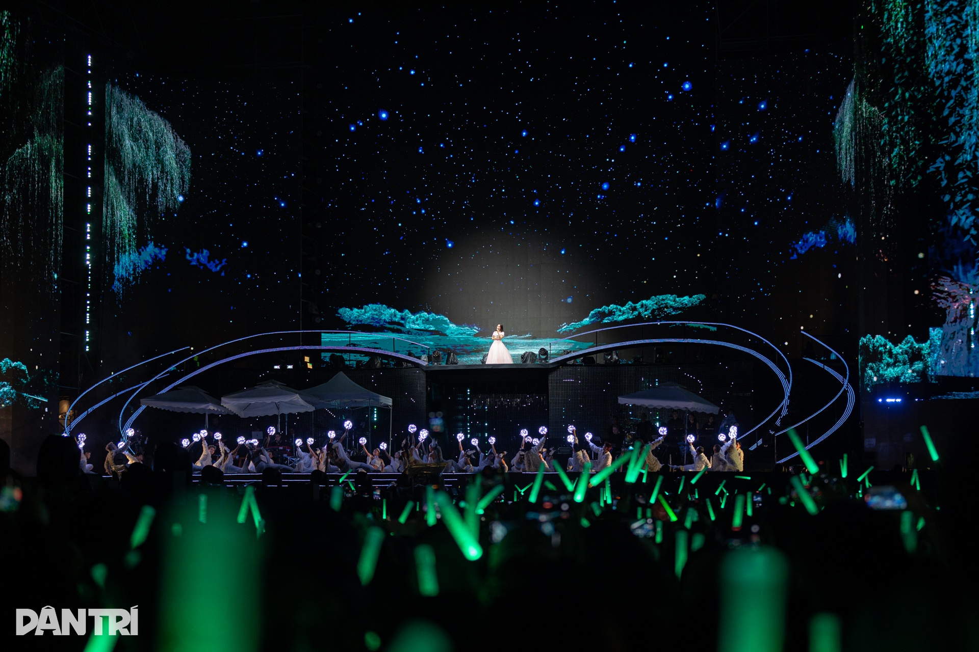 Mỹ Tâm khoe eo thon, cháy hết mình trong đêm nhạc 40.000 khán giả - 7 Mỹ Tâm khoe eo thon, cháy hết mình trong đêm nhạc 40.000 khán giả - 7