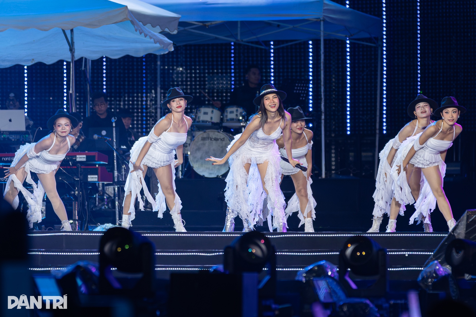 Mỹ Tâm khoe eo thon, cháy hết mình trong đêm nhạc 40.000 khán giả - 9 Mỹ Tâm khoe eo thon, cháy hết mình trong đêm nhạc 40.000 khán giả - 9