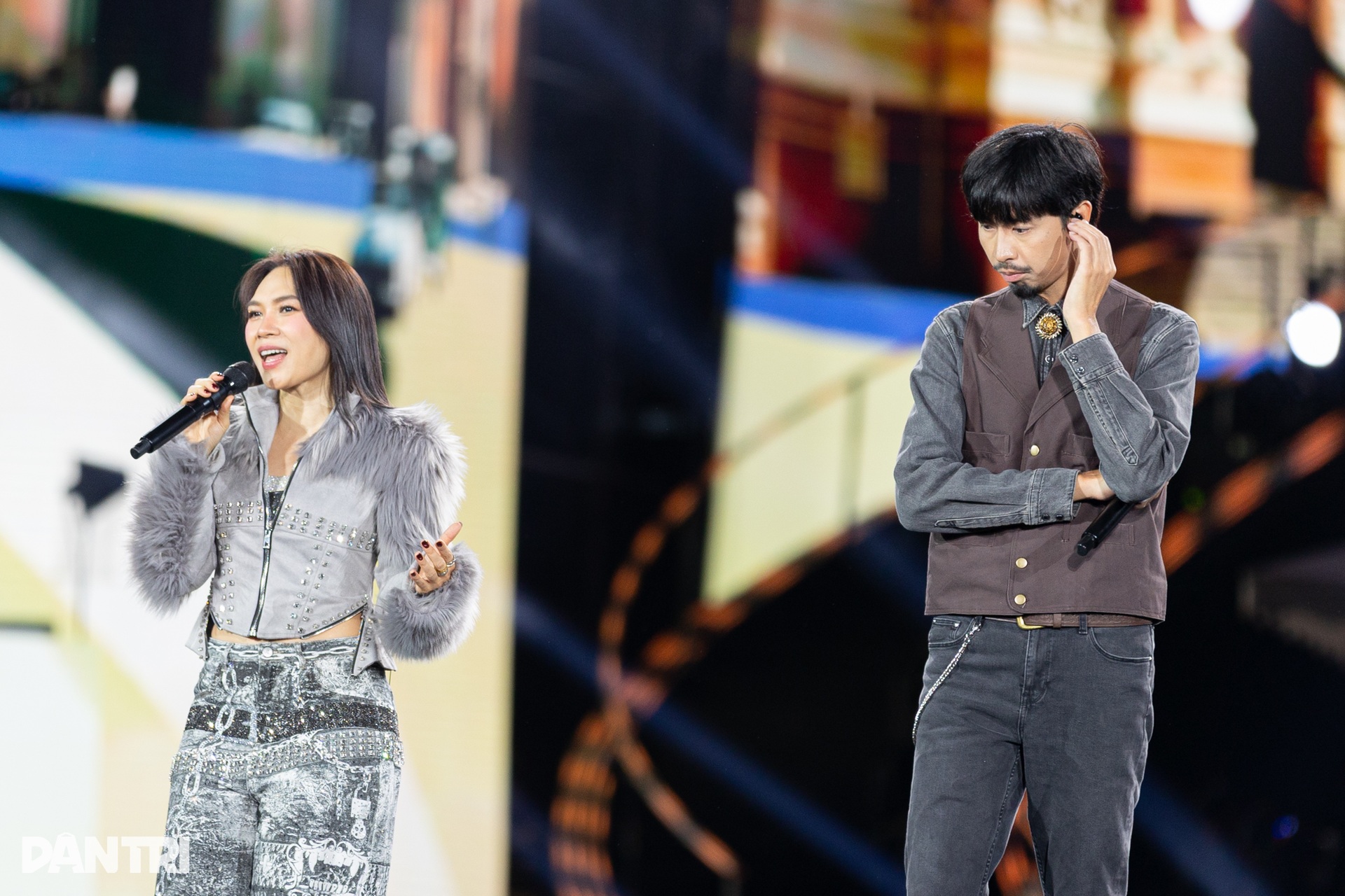 Mỹ Tâm khoe eo thon, cháy hết mình trong đêm nhạc 40.000 khán giả - 11 Mỹ Tâm khoe eo thon, cháy hết mình trong đêm nhạc 40.000 khán giả - 11