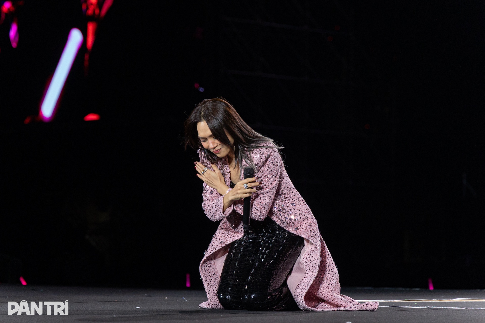 Mỹ Tâm khoe eo thon, cháy hết mình trong đêm nhạc 40.000 khán giả - 12 Mỹ Tâm khoe eo thon, cháy hết mình trong đêm nhạc 40.000 khán giả - 12