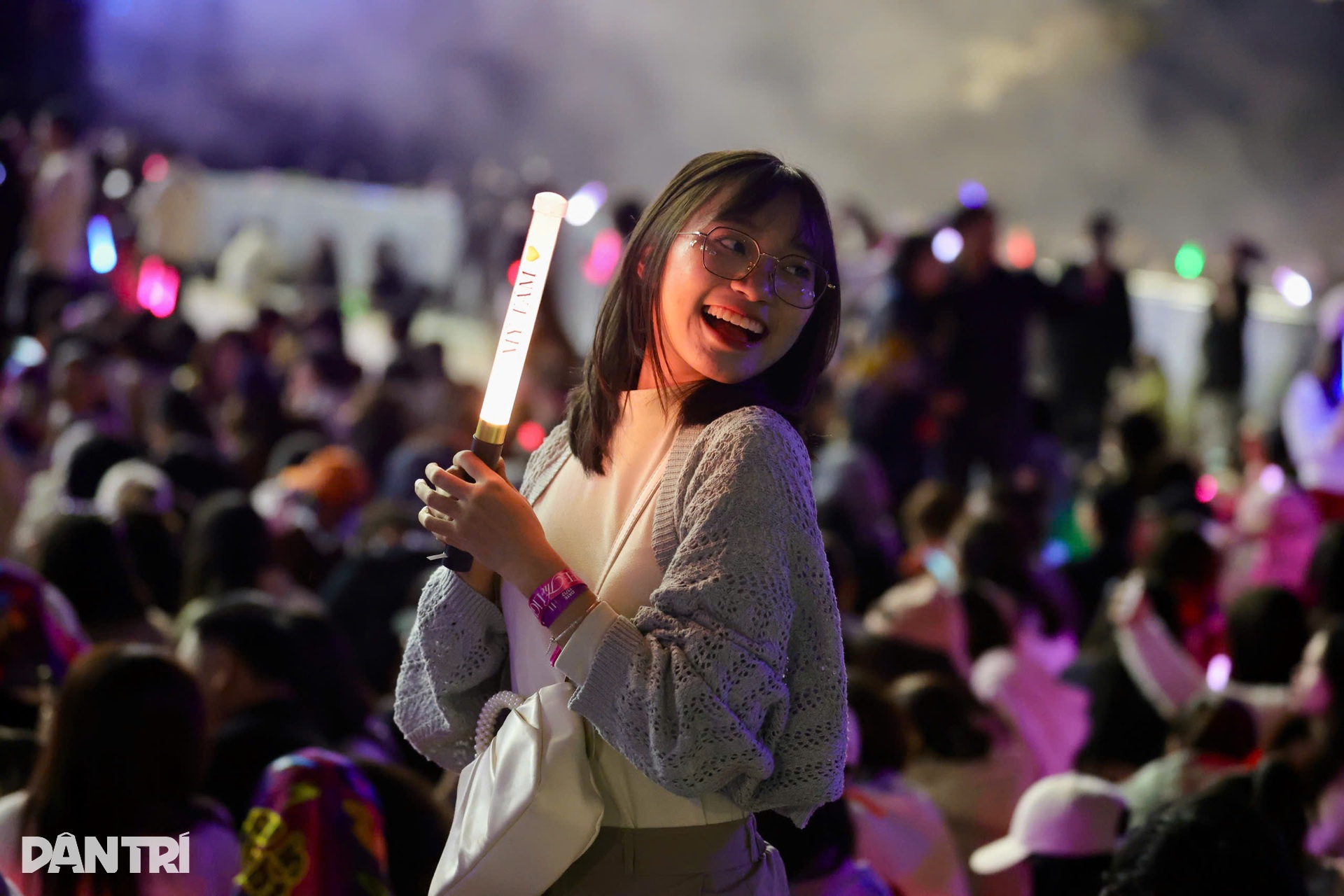 Mỹ Tâm khoe eo thon, cháy hết mình trong đêm nhạc 40.000 khán giả - 15 Mỹ Tâm khoe eo thon, cháy hết mình trong đêm nhạc 40.000 khán giả - 15