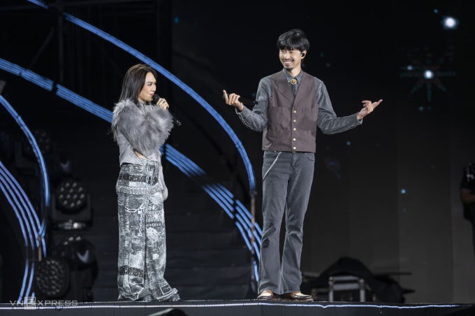 Mỹ Tâm và Đen Vâu trong concert. Ảnh: Giang Huy