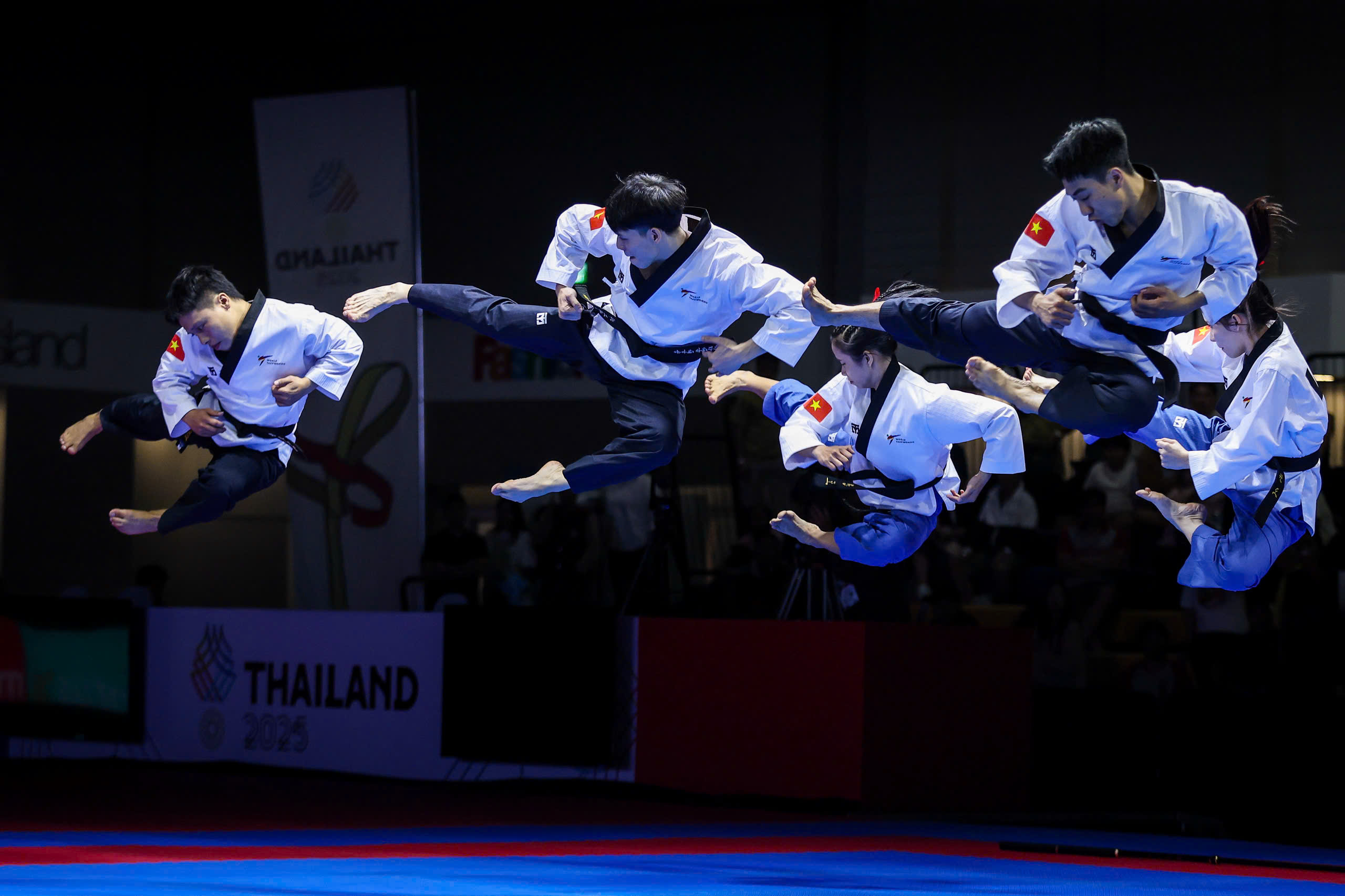 Những bài cổ động 'nổi da gà', ngọn lửa đặc biệt thôi thúc taekwondo Việt Nam- Ảnh 2. Những bài cổ động 'nổi da gà', ngọn lửa đặc biệt thôi thúc taekwondo Việt Nam- Ảnh 2.