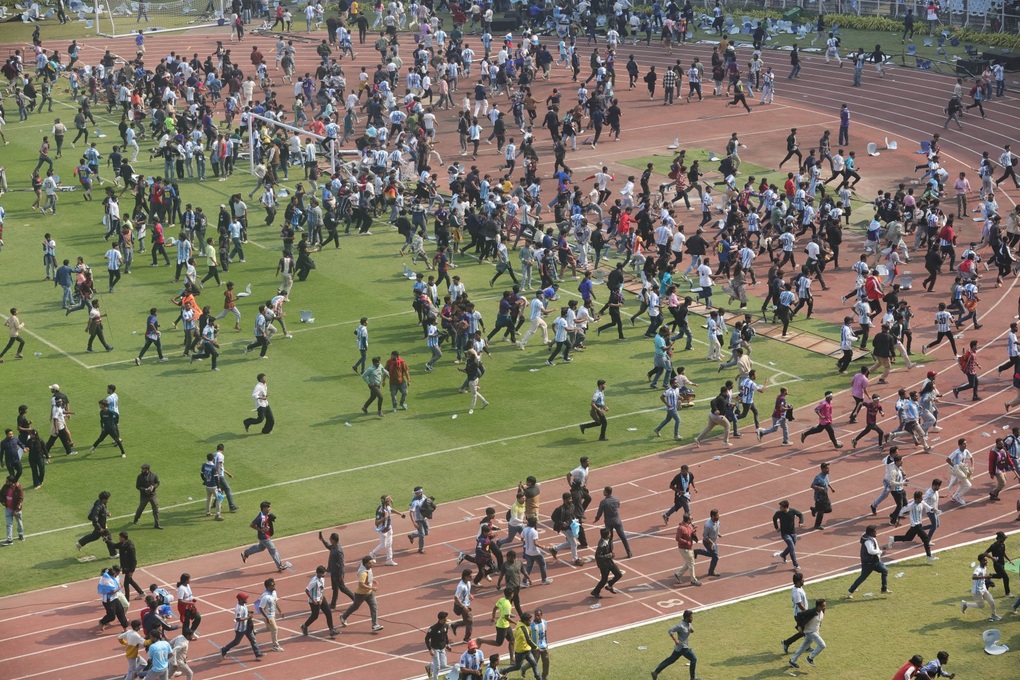 CĐV Ấn Độ nổi giận ném ghế, chai lọ khiến Messi hốt hoảng rút lui khẩn cấp - 3