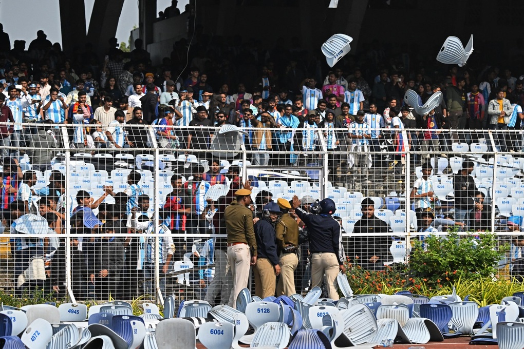 CĐV Ấn Độ nổi giận ném ghế, chai lọ khiến Messi hốt hoảng rút lui khẩn cấp - 4