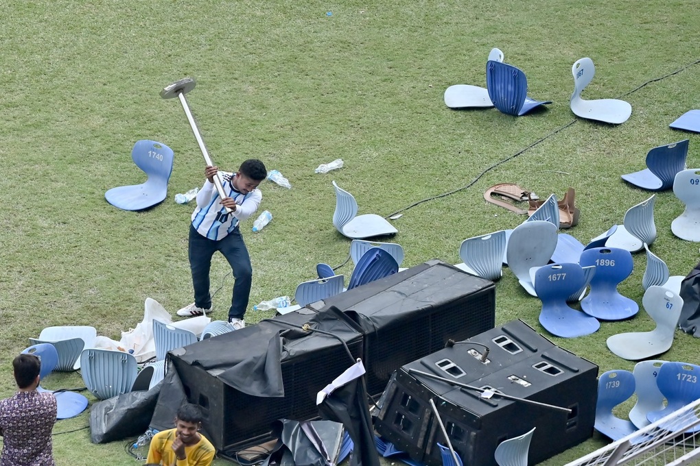 CĐV Ấn Độ nổi giận ném ghế, chai lọ khiến Messi hốt hoảng rút lui khẩn cấp - 5