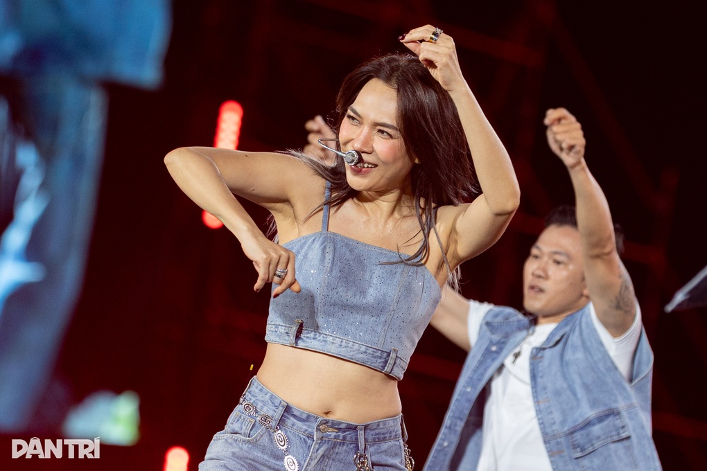 Hòa Minzy cổ vũ Mỹ Tâm nhiệt tình nhưng xin về sớm để... đón con - 3