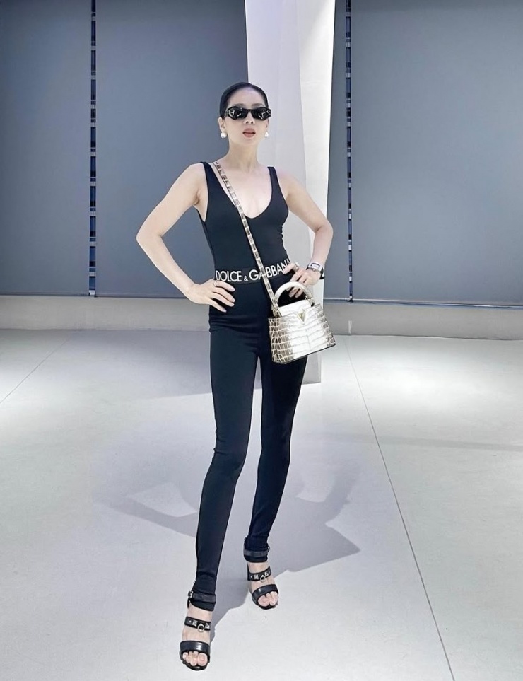 Bộ sưu tập quần kéo dài chân của Lệ Quyên 3 Bốn năm nay, ca sĩ chuộng quần legging, sắm nhiều mẫu của các thương hiệu đình đám như Fendi, Versace, Dolce & Gabbana, MLB. Cô cho biết ưu tiên dùng hàng xịn và dày dặn để có thể dùng dài lâu, tạo sự thanh lịch và tránh sự cố phản cảm. Quần legging mỏng và bó dễ làm lộ các khuyết điểm và có thể gây mất thẩm mỹ.