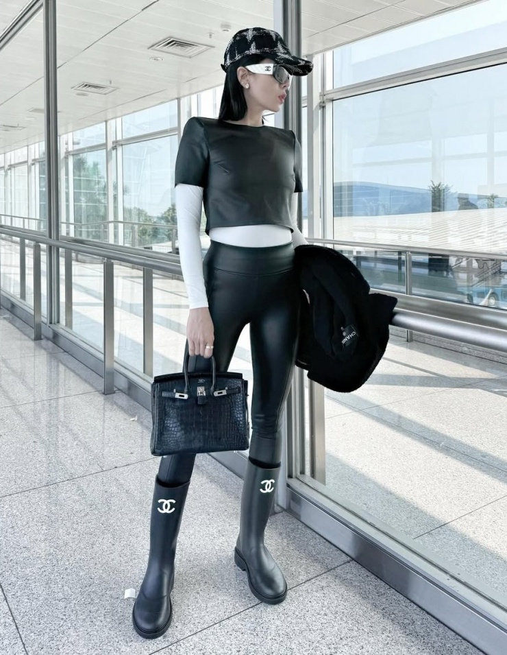 Bộ sưu tập quần kéo dài chân của Lệ Quyên 5 Ca sĩ phối quần bó cùng crop top da đồng điệu. Cô tăng vẻ thời thượng bằng túi Birkin da cá sấu của Hermes, áo khoác, kính và bốt Chanel.