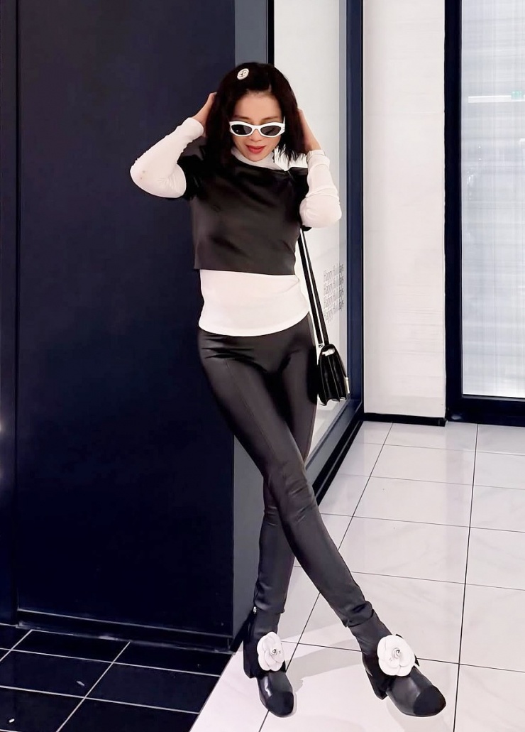 Bộ sưu tập quần kéo dài chân của Lệ Quyên 6 Trong một dịp khác, cô mặc bộ cánh y hệt, phối giày hoa trà của Chanel.