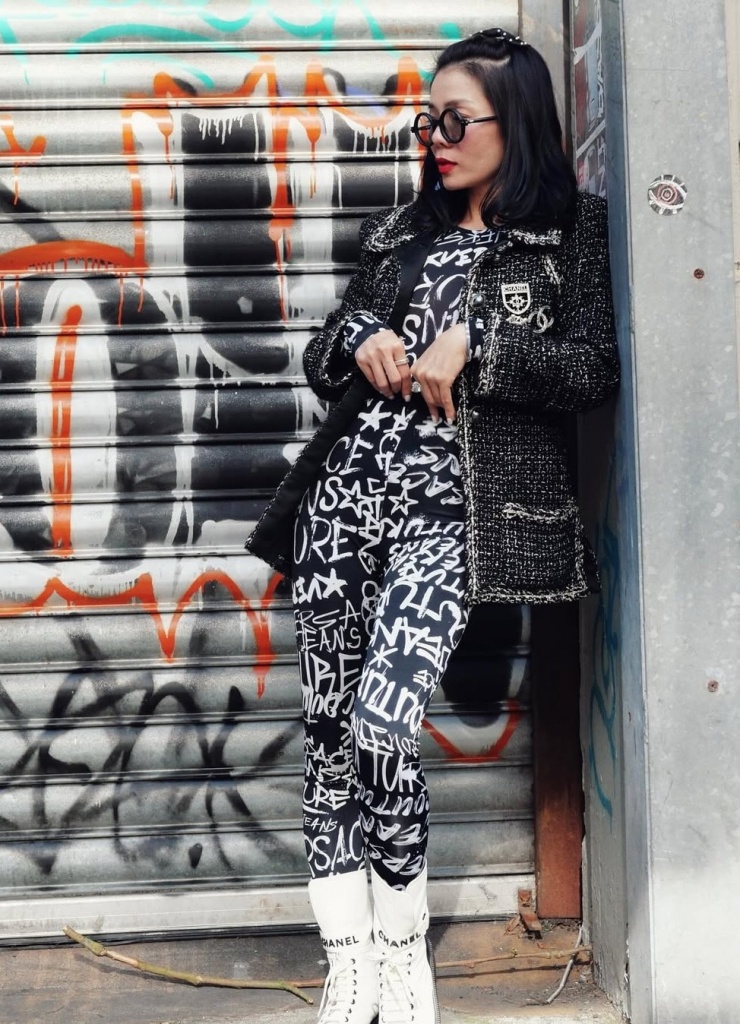 Bộ sưu tập quần kéo dài chân của Lệ Quyên 8 Cô còn sắm nhiều mẫu in họa tiết dày đặc theo phong cách maximalism, đi kèm áo bó đồng điệu.