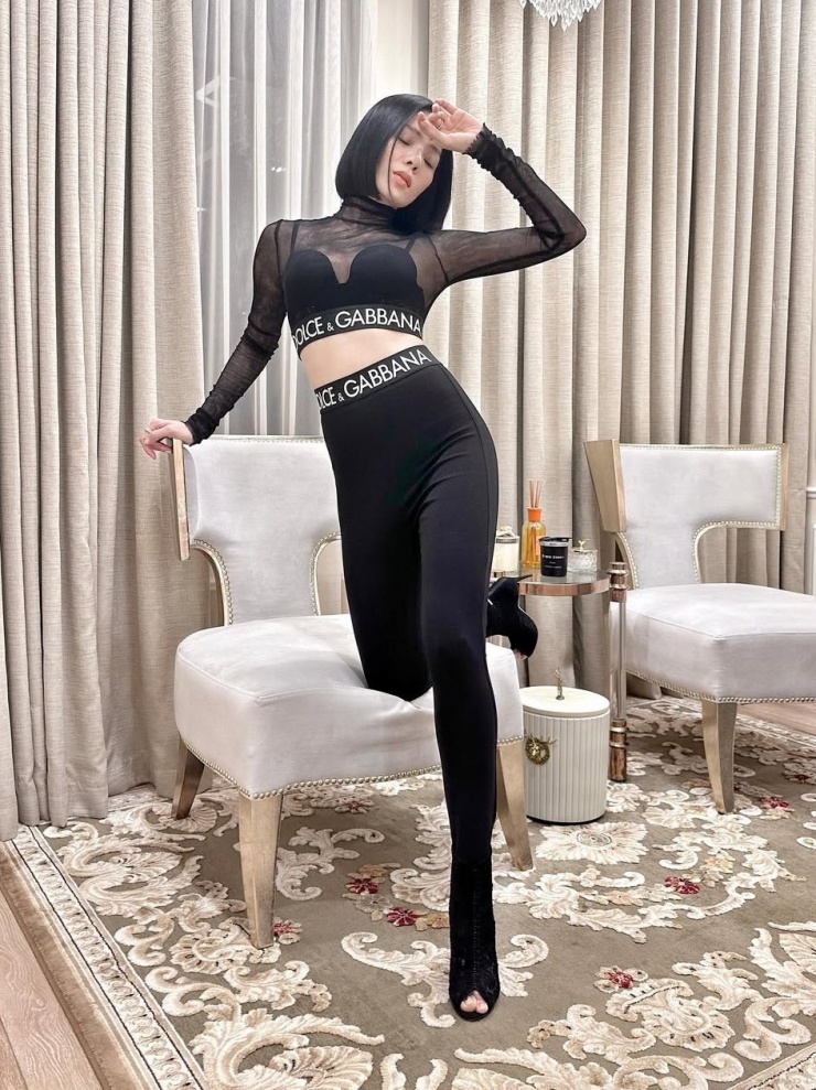 Bộ sưu tập quần kéo dài chân của Lệ Quyên 7 Người đẹp theo đuổi mốt xuyên thấu khoe nội y với bộ quần áo của nhà mốt Italy. Lệ Quyên cho biết cô thích mặc quần legging vì tiện, tôn đường cong hiệu quả, cạp cao nên trông cảm giác chân dài và bé hơn.