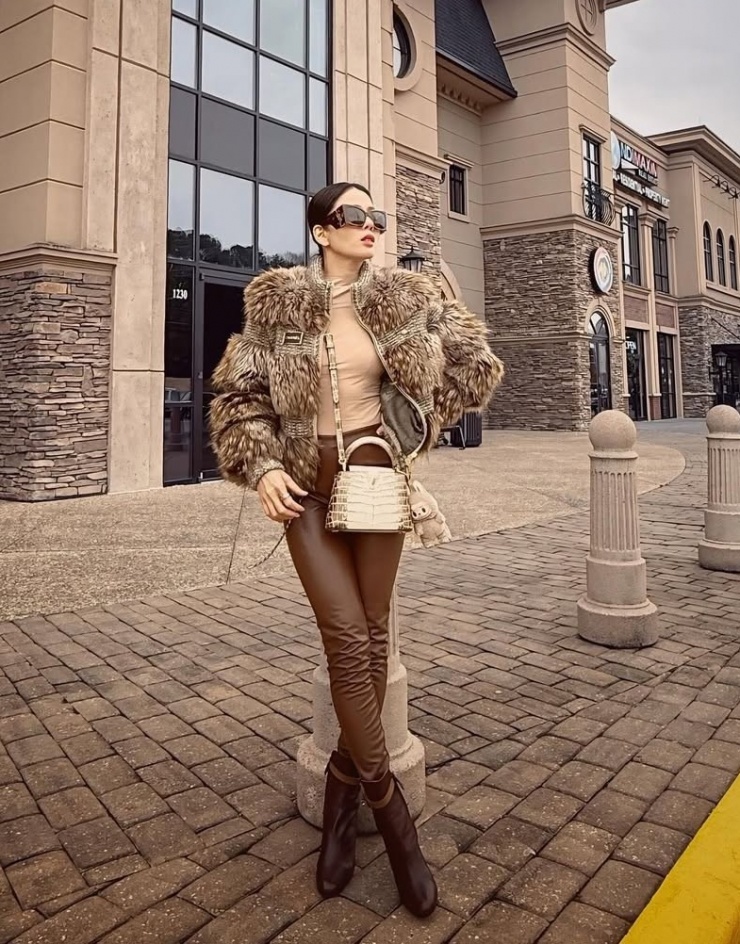 Bộ sưu tập quần kéo dài chân của Lệ Quyên 9 Ngoài quần đen, thiết kế cũng được cô sử dụng nhiều là phiên bản da màu nâu. Cô thường áp dụng công thức diện cả bộ tông xuyệt tông hoặc đồng màu khi mặc món đồ này.