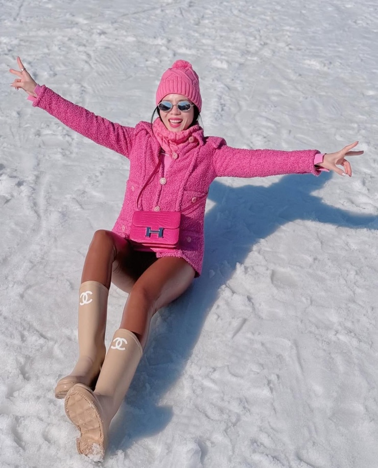 Bộ sưu tập quần kéo dài chân của Lệ Quyên 10 Chất liệu da lót bông có khả năng giữ nhiệt tốt, co giãn, thuận tiện cho cử động nên được cô lựa chọn mỗi khi ra nước ngoài tận hưởng kỳ nghỉ đông.