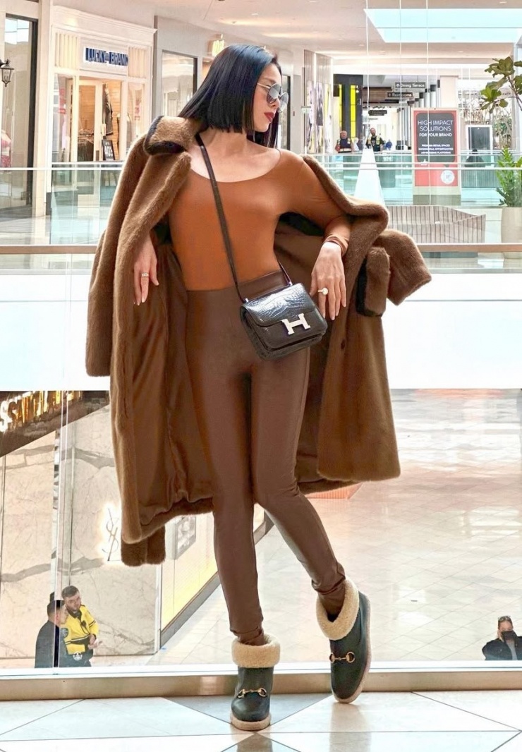 Bộ sưu tập quần kéo dài chân của Lệ Quyên 11 Bà mẹ một con chọn cả bộ màu nâu với giày lót lông cừu, áo khoác lông và túi Hermes.