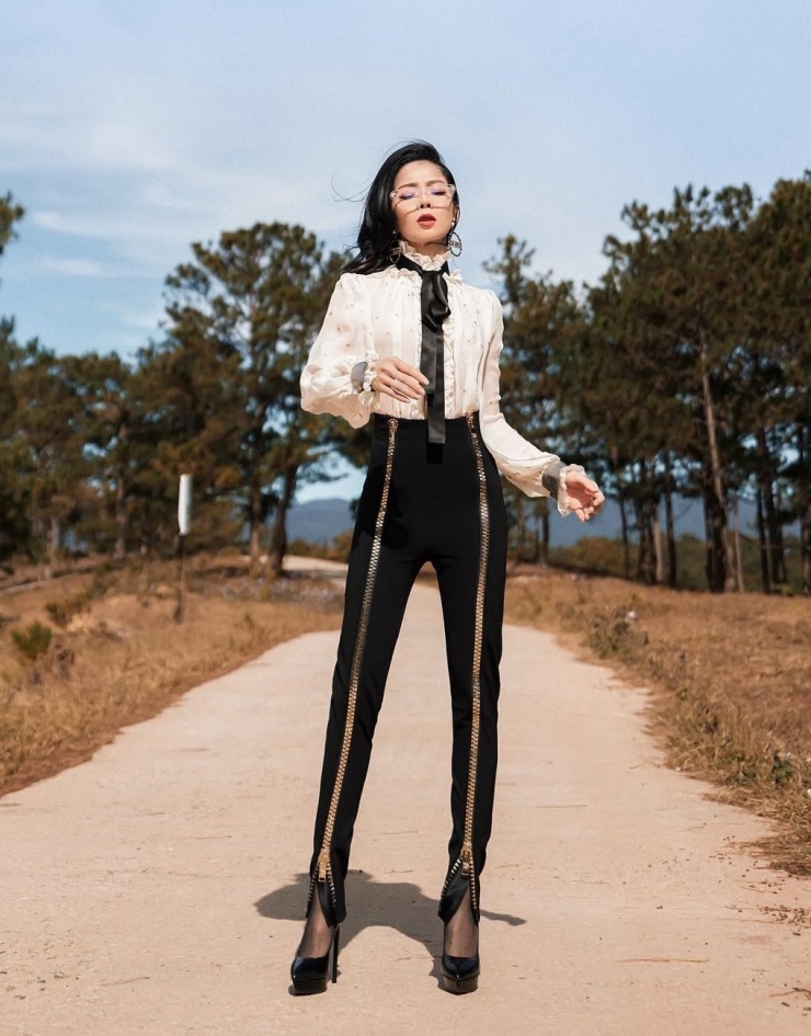 Bộ sưu tập quần kéo dài chân của Lệ Quyên 13 Ca sĩ "đổi gió" với quần trang trí chi tiết khóa kéo, tăng hiệu ứng chân thon dài tối đa.