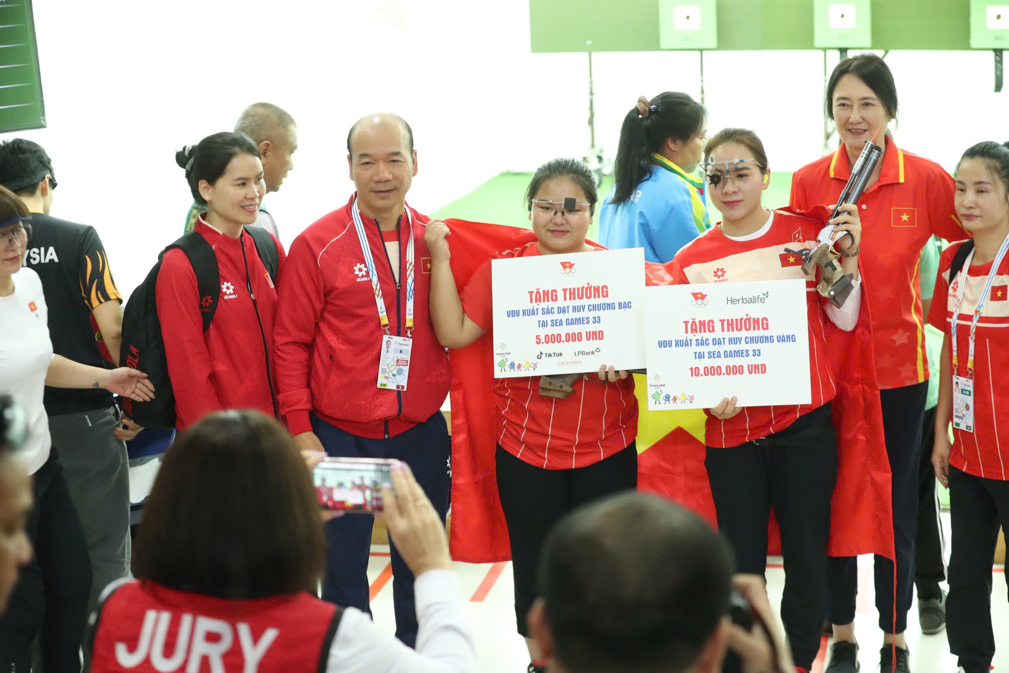 Trịnh Thu Vinh rực sáng giành 2 HCV, liên tiếp phá kỷ lục SEA Games: 'Tôi thường nói với bạn súng rằng...'- Ảnh 4.