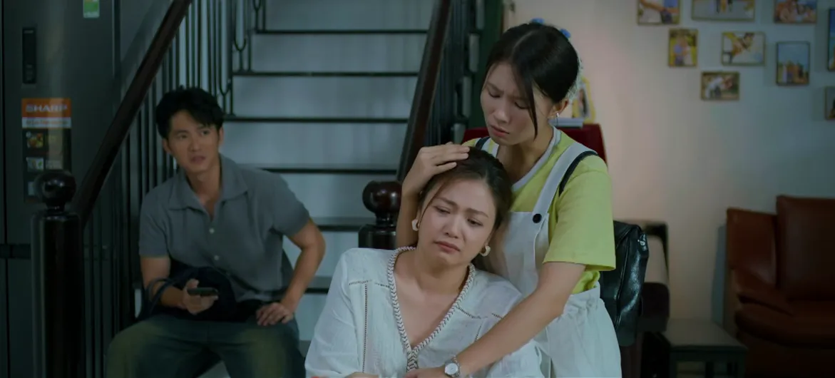 Phim giờ vàng Gia Đình Trái Dấu mới chiếu nhưng đầy "sạn": Lãng phí nguyên cặp diễn viên chính đều là NSƯT 3 Bà Ánh - vợ ông Phi được chồng con chiều như công chúa trong nhà.